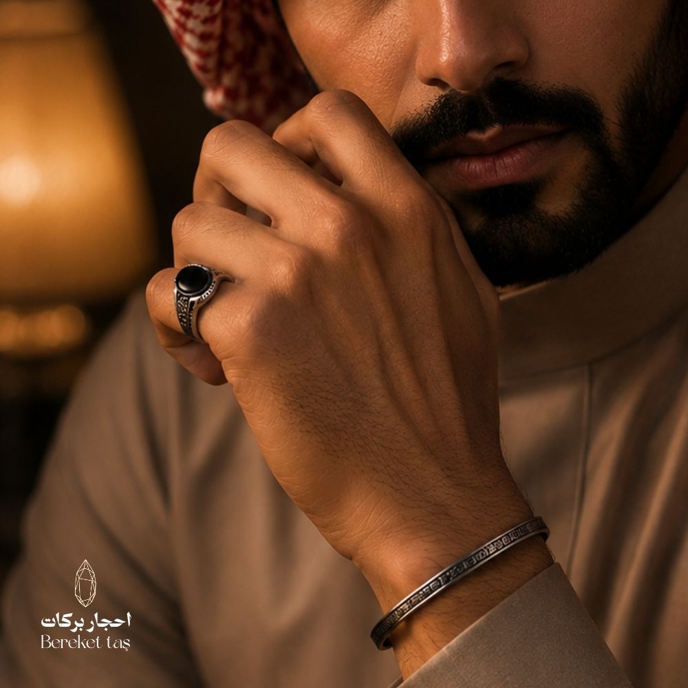 Men’s natural black onyx ring in 925 sterling silver, worn with a sophisticated traditional look.