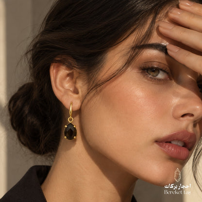 black-onyx-gold-earring-elegant-closeup