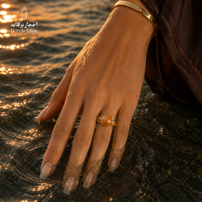 Natural Madagascar Agate ring worn on hand, gold-plated ring