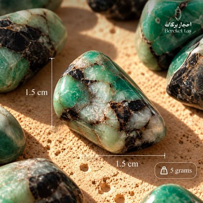 Natural polished Emerald stone showing 1.5 cm length, 1.5 cm width, and 5 g weight